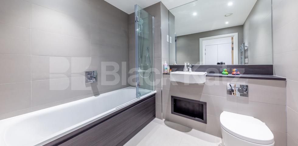 			2 BED 2 BATH + TERRACE!, 2 Bedroom, 1 bath, 1 reception Flat			 Rochester Place, CAMDEN